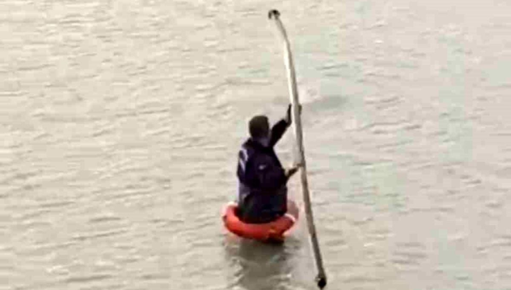 Yapay gölette mahsur kalan tilkiyi itfaiye kurtardı