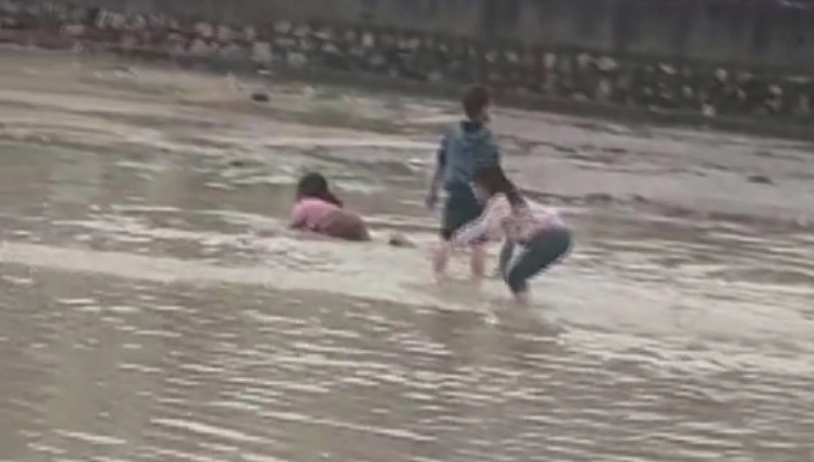 Şırnak’ta sağanak nedeniyle dereler taştı: Çocukların tehlikeli oyunu