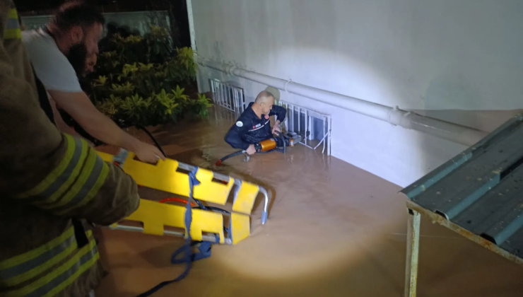 Mardin’de sağanak hayatı olumsuz etkiledi. Mahsur kalanları itfaiye kurtardı