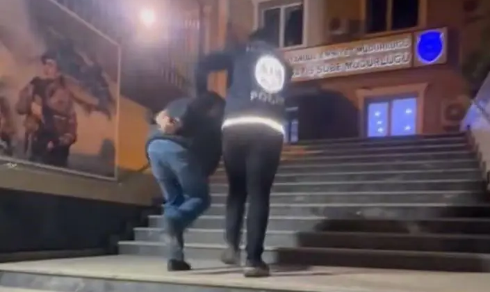 Sosyal medyada polis yeleği ile yayın yapan bir kişi gözaltına alındı