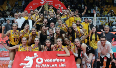 Sultanlar Ligi şampiyonu VakıfBank kupasını aldı