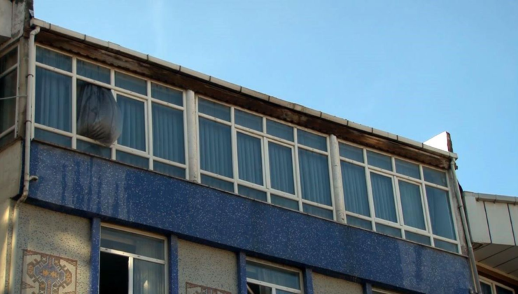 Esenyurt'ta çatıda çıkan yangın 3 binaya sıçradı