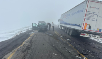 Artvin'de TIR ile hafif ticari araç kafa kafaya çarpıştı: 2 yaralı