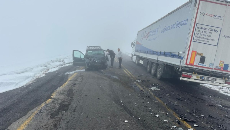 Artvin'de TIR ile hafif ticari araç kafa kafaya çarpıştı: 2 yaralı