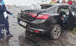 TIR'la çarpışan otomobil kağıt gibi ezildi: 2 ölü