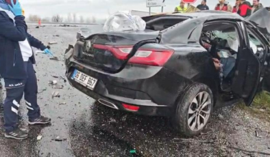 TIR'la çarpışan otomobil kağıt gibi ezildi: 2 ölü