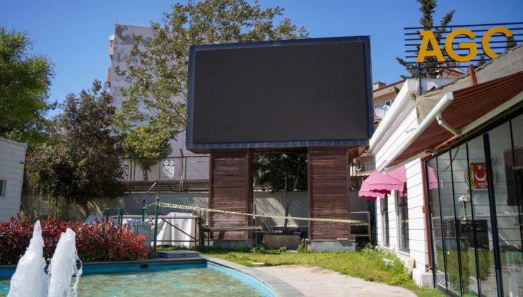 Parktaki LED ekranın ayağında erkek cesedi bulundu