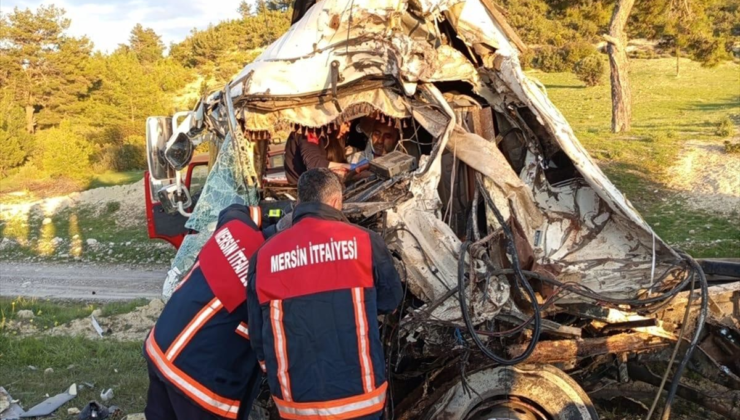 Mersin'de devrilip ağaca çarpan kamyonun sürücüsü yaralandı