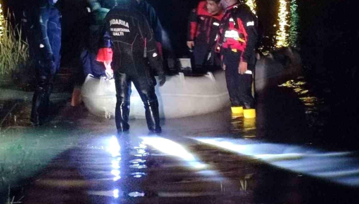 Diyarbakır'da selde mahsur malan çobanı AFAD ve JAK ekipleri kurtardı