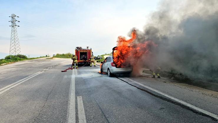 Edirne’de yanan otomobil, kullanılamaz hale geldi