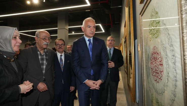 Bakan Ersoy, Fuadnâme sergisinde. "Kültürel mirasımızın yaşatılmasının somut bir göstergesi"