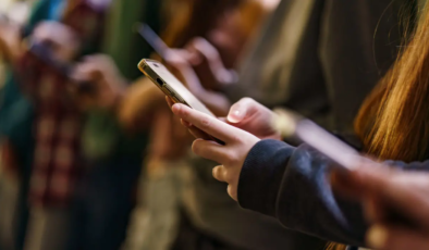 İngiltere okullarda cep telefonunu yasaklıyor