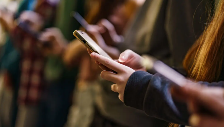 İngiltere okullarda cep telefonunu yasaklıyor