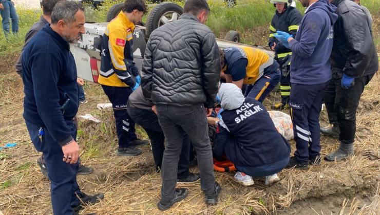 Çorum'da çeltik tarlasına devrilen otomobildeki 4 kişi yaralandı
