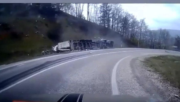 Virajı alamayan tır devrildi, sürücü yaralandı: Kaza anı kamerada