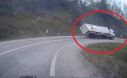 Freni boşalan TIR'ın virajda devrildiği kaza kamerada