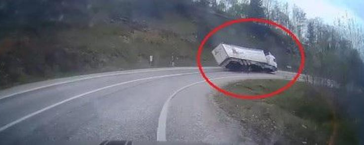 Freni boşalan TIR'ın virajda devrildiği kaza kamerada