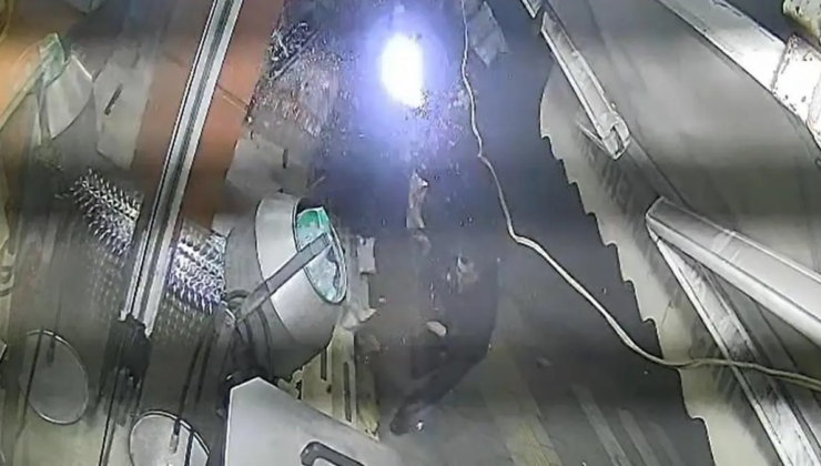 Otomobilin altında kalmaktan son anda kurtuldu