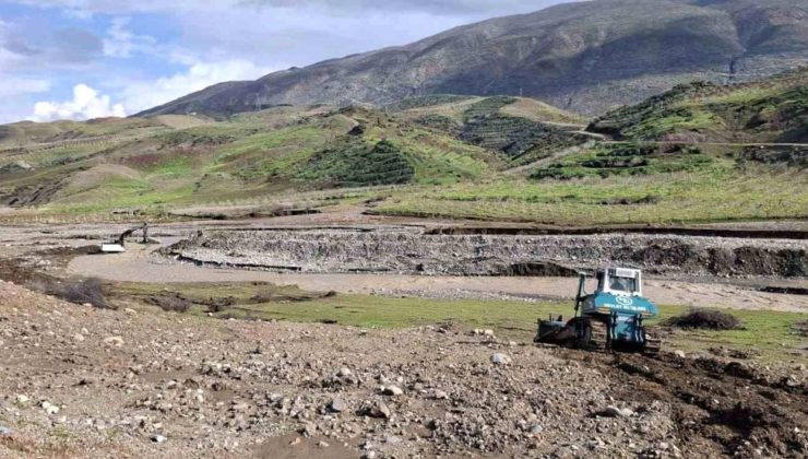 Siirt'te taşkın riskine karşı müdahale çalışmaları sürüyor