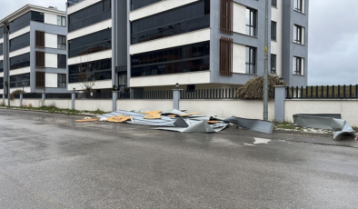 Eskişehir'de kuvvetli rüzgar nedeniyle çatı uçtu