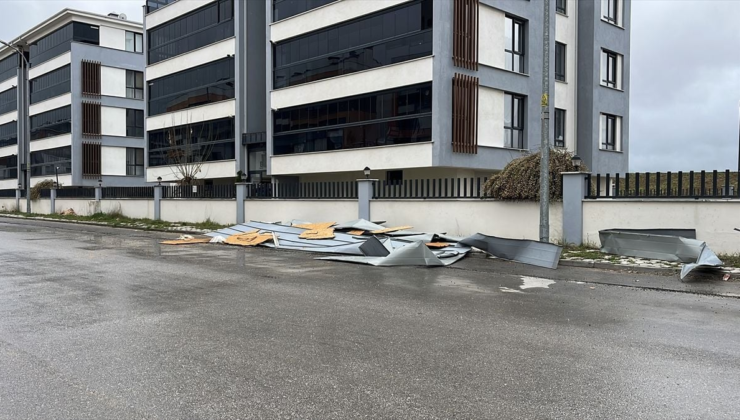Eskişehir'de kuvvetli rüzgar nedeniyle çatı uçtu