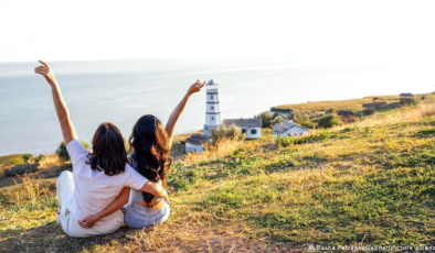 AB'de kadınlar erkeklerden önce aile evinden ayrılıyor