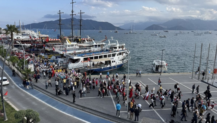 Marmaris'te dünya çocukları "barış" için fidan dikti