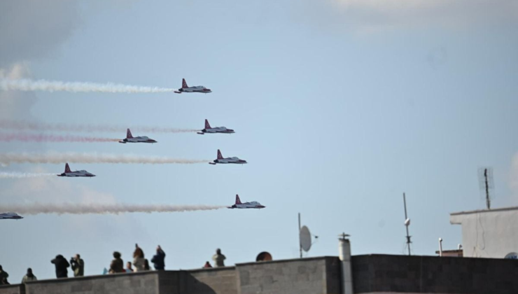 Türk Yıldızları'ndan 23 Nisan Gösteri Uçuşu