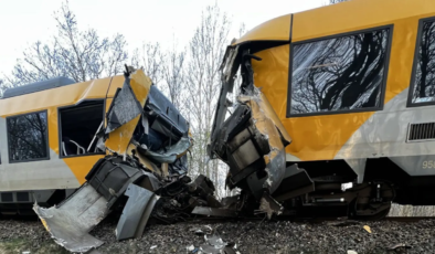 Danimarka’da iki tren kafa kafaya çarpıştı. 4’ü ağır 17 yaralı