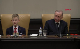 Cumhurbaşkanı Erdoğan koltuğunu çocuklara devretti: Beştepe'de duygusal anlar…