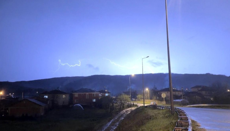 Düzce'de şimşeklerin ardından dolunay mest etti