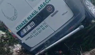 Cenaze nakil aracı kaza yaptı, araçtaki 2 kişi yaralandı