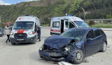 Karabük'te iki otomobilin çarpıştığı kazada 3 kişi yaralandı