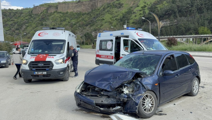 Karabük'te iki otomobilin çarpıştığı kazada 3 kişi yaralandı