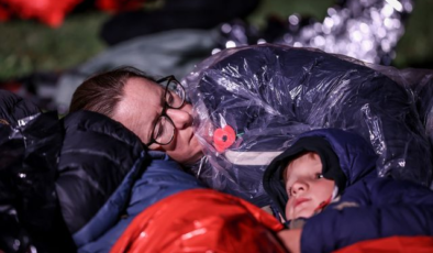 Anzak Torunları Çanakkale Kara Savaşları'nın 111. Yıl Dönümünde Şafak Ayini İçin Anzak Koyu'nda Toplandı