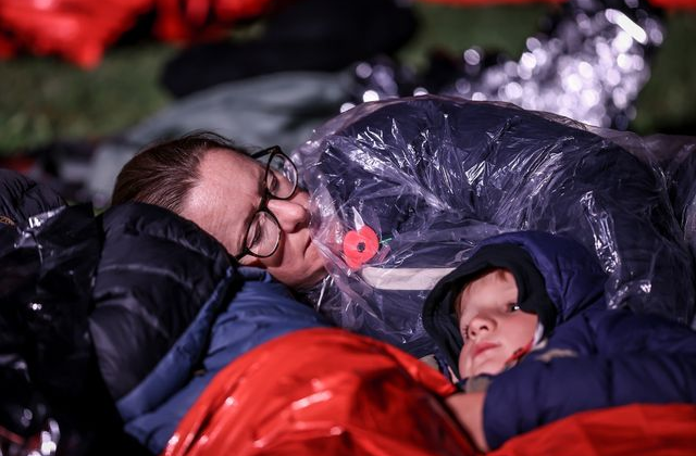 Anzak Torunları Çanakkale Kara Savaşları'nın 111. Yıl Dönümünde Şafak Ayini İçin Anzak Koyu'nda Toplandı