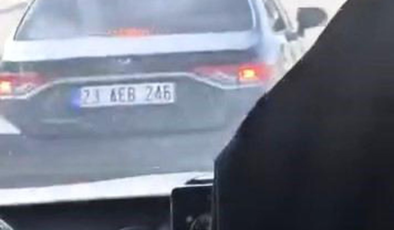 Elazığ'da minibüsü sıkıştıran otomobil kamerada