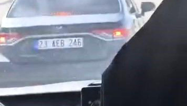 Elazığ'da minibüsü sıkıştıran otomobil kamerada