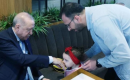 Cumhurbaşkanı Erdoğan, Beyoğlu'nda bir kafede vatandaşlarla sohbet etti