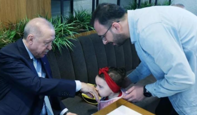 Cumhurbaşkanı Erdoğan, Beyoğlu'nda bir kafede vatandaşlarla sohbet etti