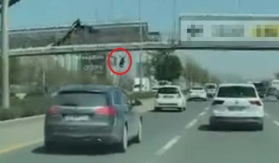 Afiş asarken yola düştü: Otomobilin altında kalarak hayatını kaybetti