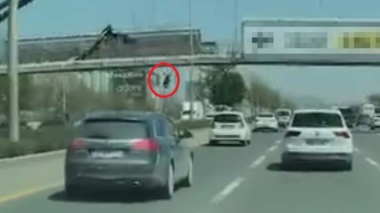 Afiş asarken yola düştü: Otomobilin altında kalarak hayatını kaybetti