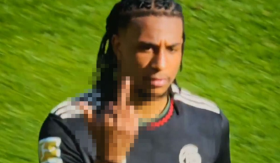 Micheal Olise sınırları zorlamaya devam ediyor! Bu kez de el hareketi çekti