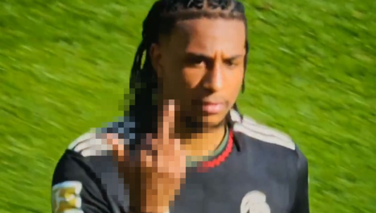 Micheal Olise sınırları zorlamaya devam ediyor! Bu kez de el hareketi çekti