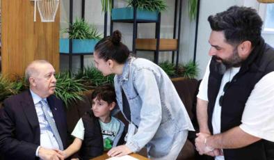 Cumhurbaşkanı Erdoğan, vatandaşlarla kafede sohbet etti