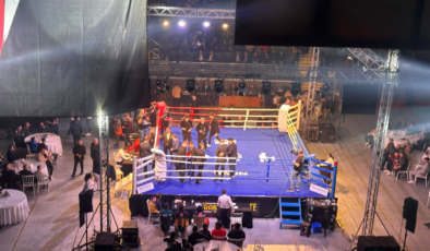 Trabzon'daki Boks Maçında Kavga: Sandalyeler Havada Uçuştu, Karşılaşma Yarıda Kaldı