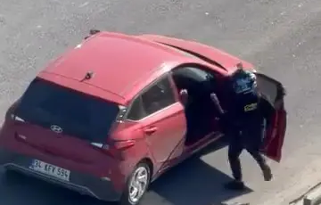 Çekmeköy’de yol verme kavgasında tekmeler havada uçuştu