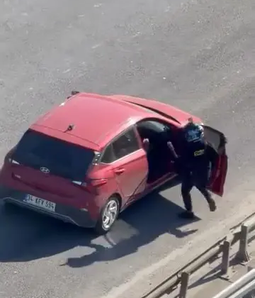 Çekmeköy’de yol verme kavgasında tekmeler havada uçuştu