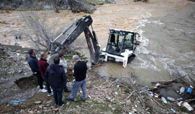 Mutki'de dereye kapılan kepçe kurtarıldı