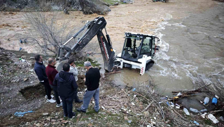 Mutki'de dereye kapılan kepçe kurtarıldı